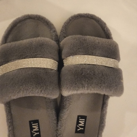 🌟Grey slippers with rhinestones 🌟 - Picture 1 of 4